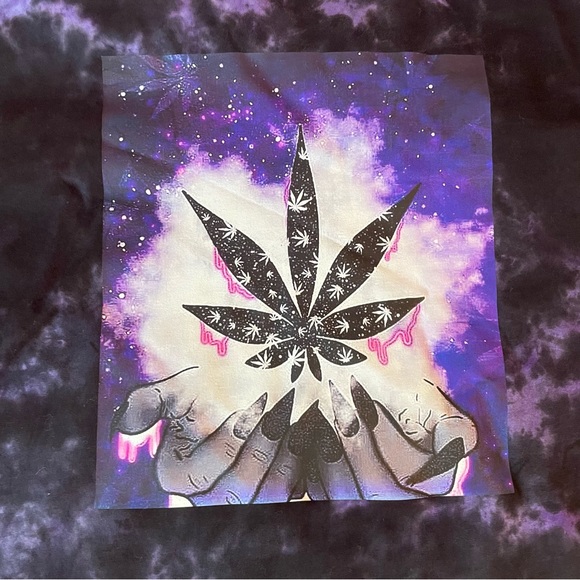 Black/ Purple DYE Presents the Weed Plant Tshirt - Picture 3 of 4